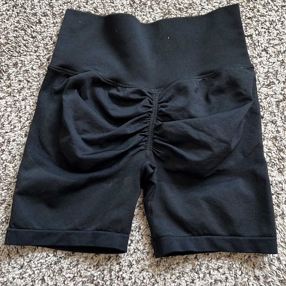 Seamless contour scrunch shorts